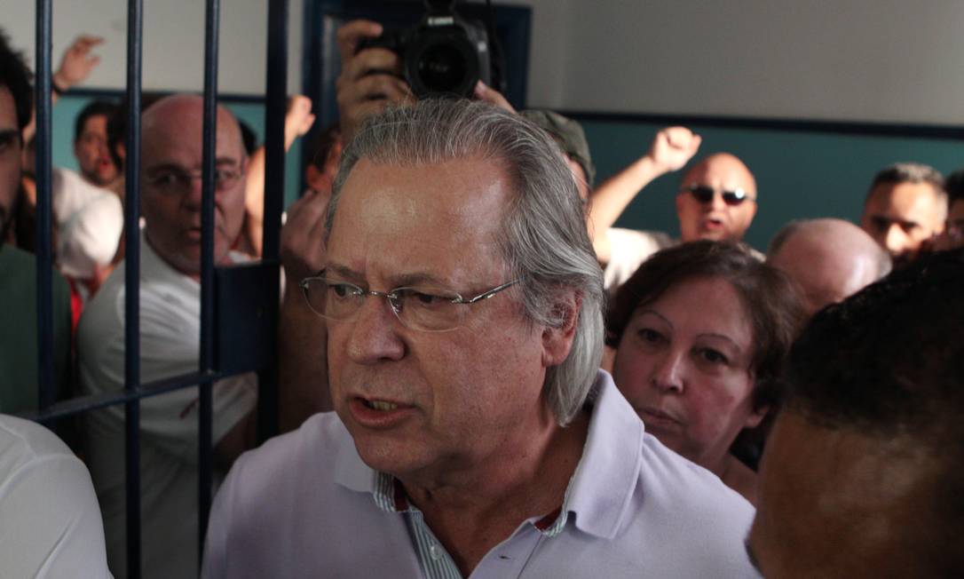 
José Dirceu recebeu a notícia da negativa do pedido de prisão em casa com a família e amigos
Foto: Arquivo O Globo 07/10/2012 / Michel Filho