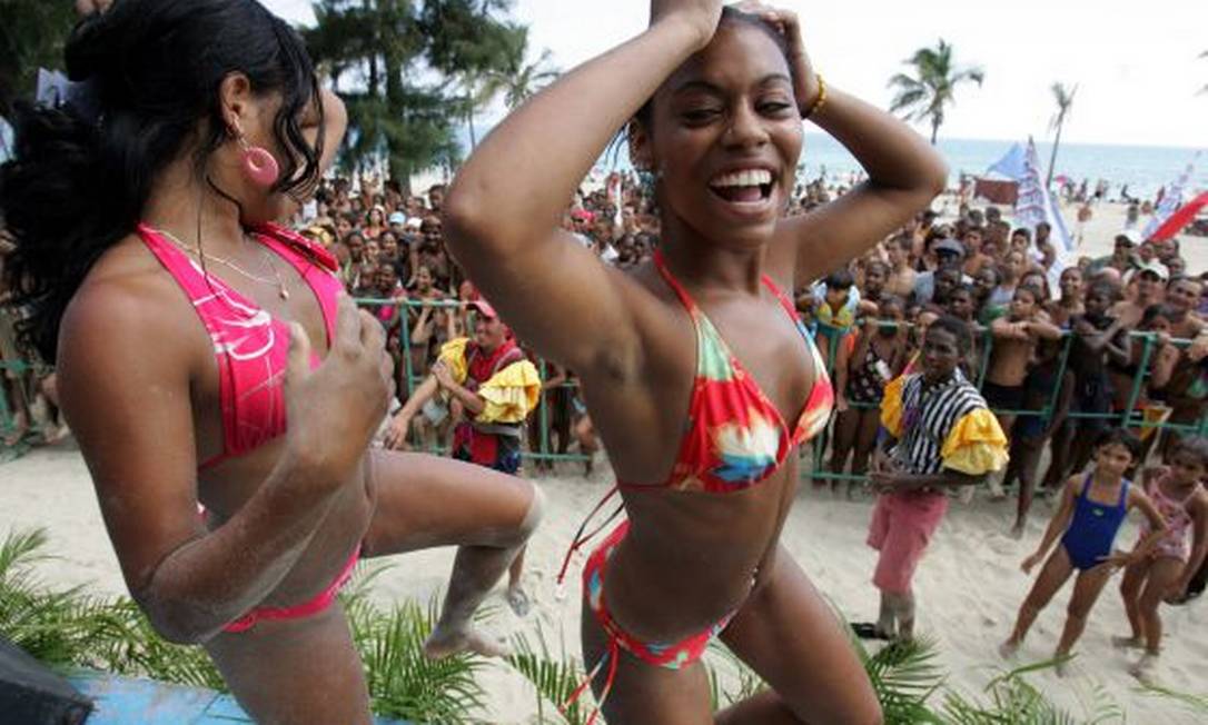
Jovens cubanas dançam reggaeton na praia
Foto: Reuters