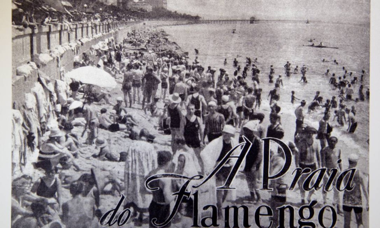 Banhistas em trajes da década de 20 na Praia do Flamengo, ainda com a murada. A foto, de 1928, foi publicada na Revista da Semana Foto: Reprodução/Acervo de Fernando da França Leite