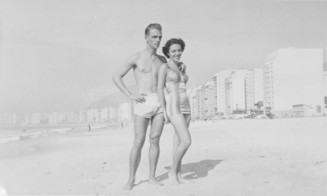 Um casal posa para foto na Praia de Copacabana. A foto é de 1956 Foto: Reprodução/Acervo de Fernando da França Leite