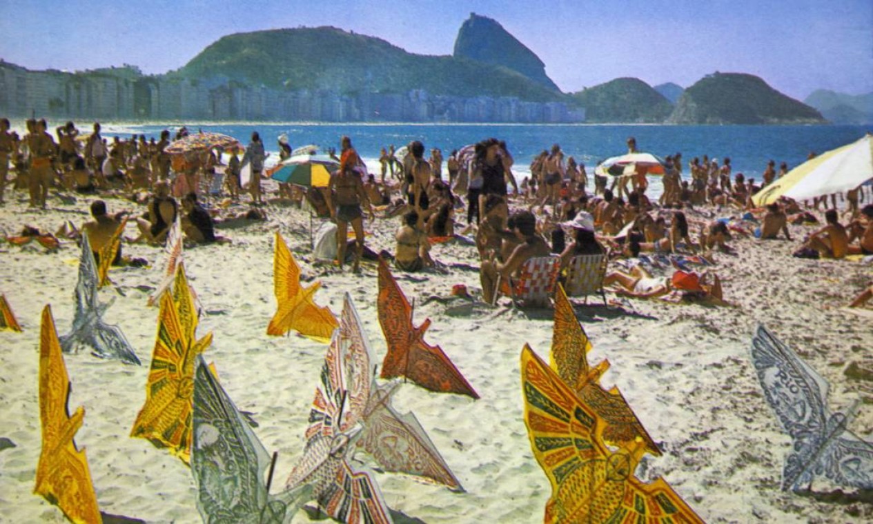 As famosas pipas em forma de papagaio e pássaro, uma febre na Praia de Copacabana nos anos 60 e 70. O cartão-postal, com banhistas ao fundo, é do fim da década de 60 Foto: Reprodução/Acervo de Fernando da França Leite