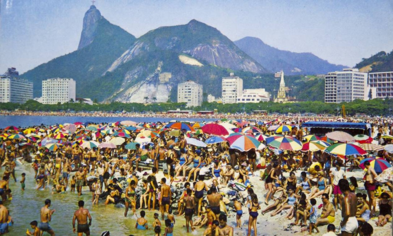 A Praia de Botafogo tomada por banhistas nos anos 60: cena incomum hoje em dia. A imagem faz parte de um cartão-postal Foto: Reprodução/Acervo de Fernando da França Leite