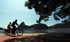 Ciclistas passeiam na ciclovia do Aterro Foto: Ana Branco / O Globo