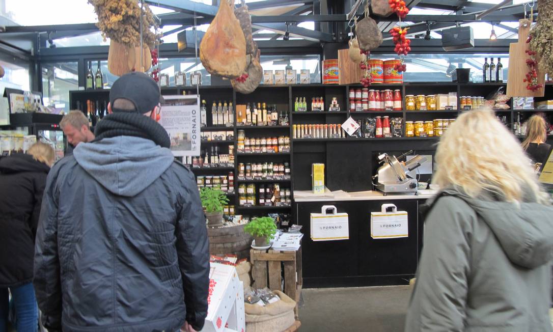 
São 60 barracas de comidas de todos os lugares do mundo no mercado de Torvehallerne, em Copenhague
Foto: Amélia Gonzalez / O Globo