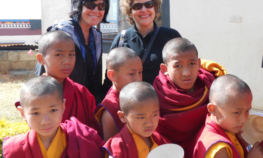 THELMA e Duca posam na fila de comida com monges num mosteiro do Nepal Foto: Fotos arquivo pessoal