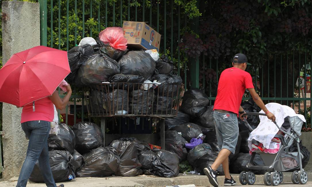
Em Itaquaquecetuba, Grande São Paulo, sacos de lixo se amontoam diante da estação de trem
Foto: O Globo / Michel Filho