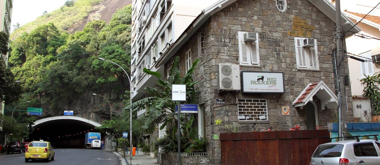 Quatro homens armados assaltam albergue em Copacabana Jornal O Globo