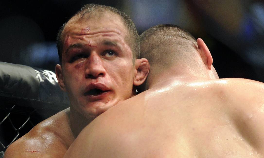 Júnior Cigano foi duramente castigado no combate contra Cain Velasquez no UFC 155 Foto: AP