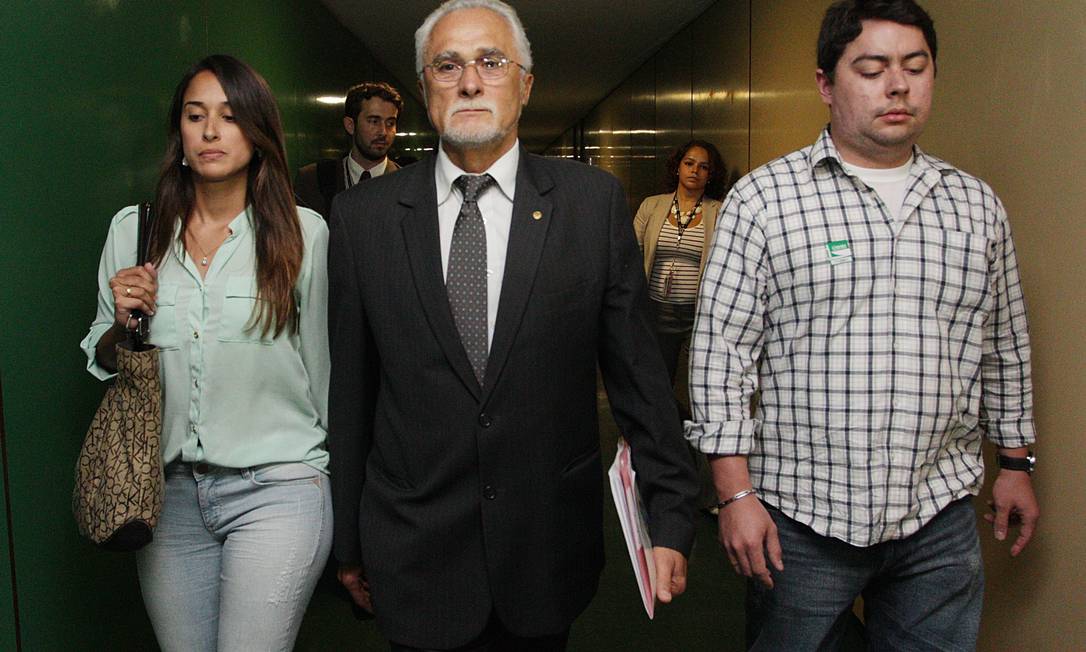 Genoino entrega documentos para assumir mandato na Câmara Foto: André Coelho / O Globo