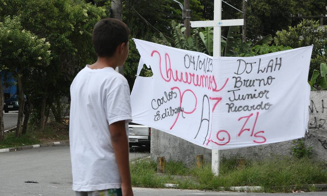 
Moradores da região do Jardim Rosana, onde aconteceu a chacina, protestam contra a violência
Foto: Marcos Alves / O Globo