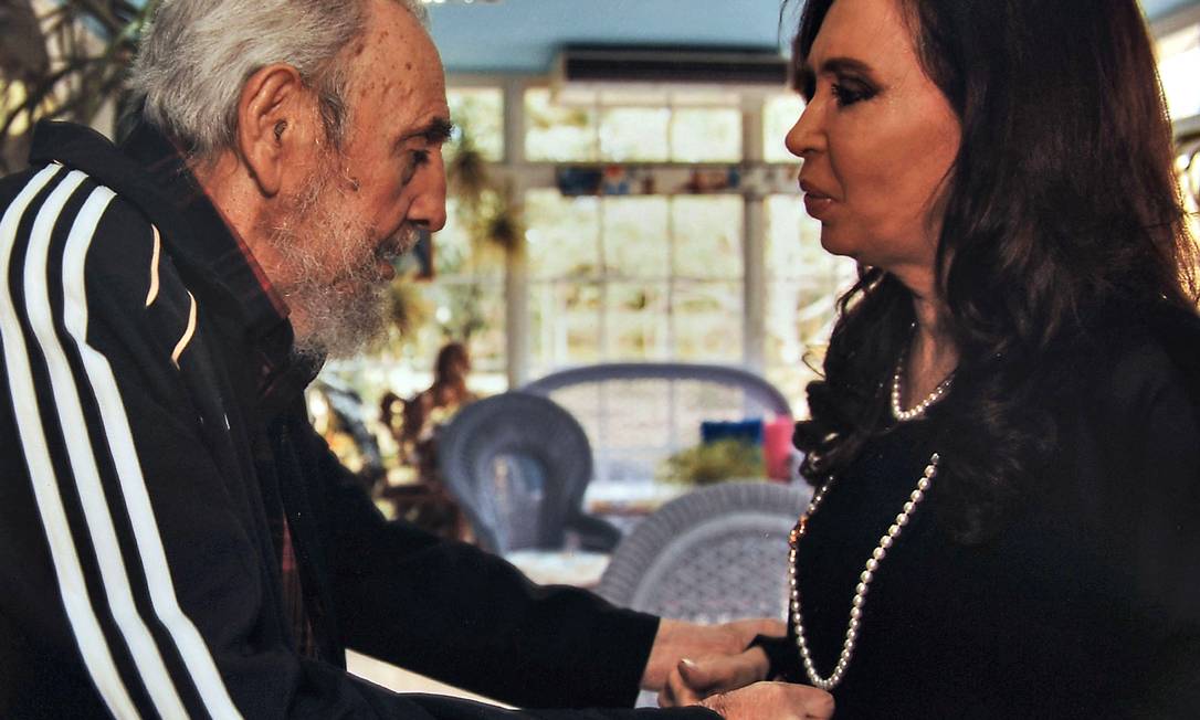 
Presidente da Argentina Cristina Kirchner se encontra com Fidel Castro, na residência do líder cubano, em Havana, na tarde de sexta-feira (11). A imagem foi divulgada pela presidência da Argentina
Foto: AFP PHOTO