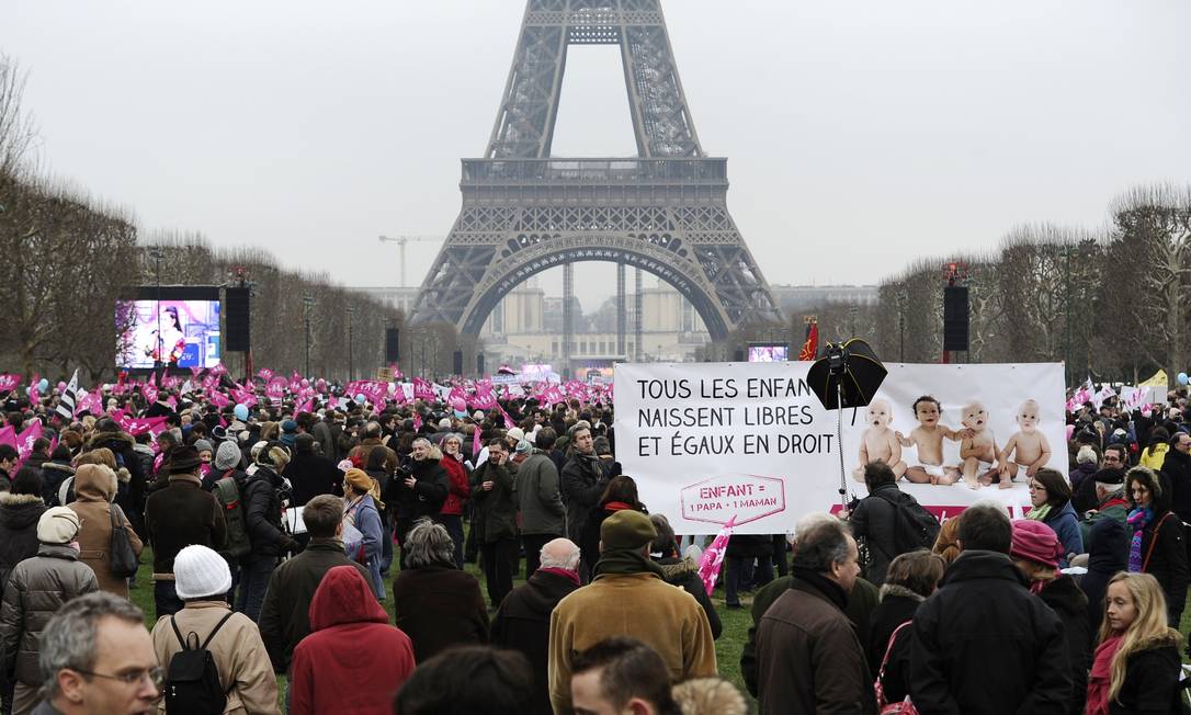 
Manifestantes se reúnem na Torre Eiffel para protestar contra o casamento entre homossexuais
Foto: LIONEL BONAVENTURE / AFP