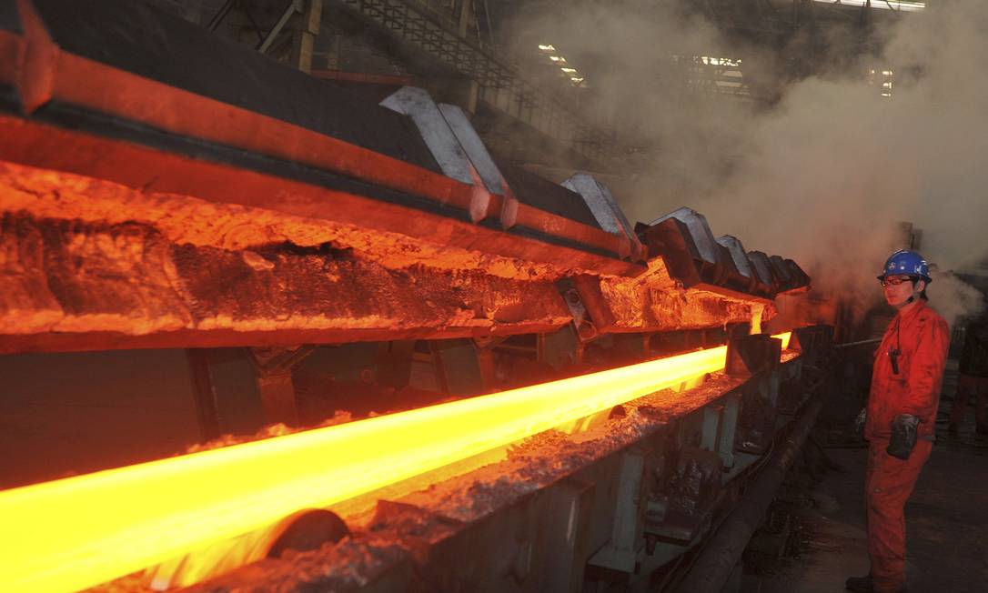 
Operário em fábrica de aço, na província Liaoning
Foto: Reuters