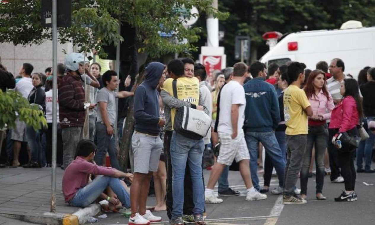 Jovens e familiares das vítimas concentrados na frente da Boate Kiss, onde ocorreu a tragédia Foto: Germano Rorato/Especial/Zero Hora