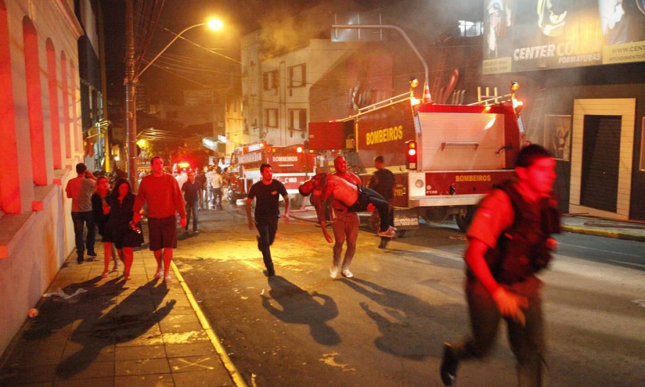 Equipes de resgate trabalharam durante a madrugada para controlar o incêndio e resgatar os feridos Foto: Germano Roratto / Agência RBS