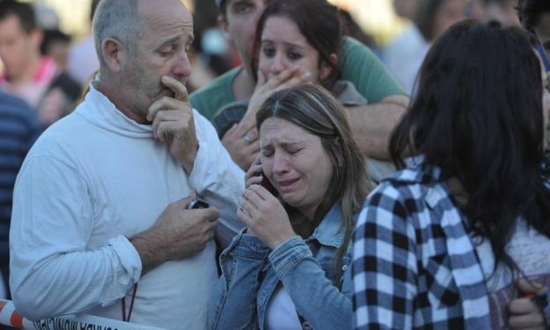 
Familiares choram diante de ginásio para onde estão sendo levados os corpos
Foto: RBS / Ronald Mendes