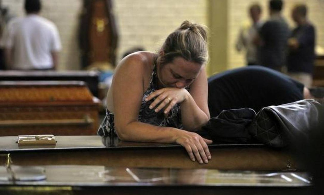 Mãe acompanha caixão do filho morto na tragédia da boate Kiss Foto: Ronald Mendes / Agencia RBS