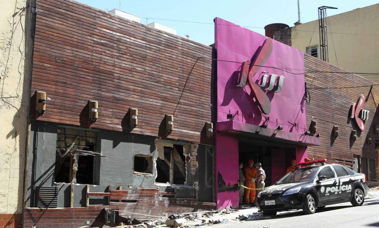 Fachada da boate Kiss destruído pelo fogo e pelo trabalho de resgta das vítimas Foto: REUTERS