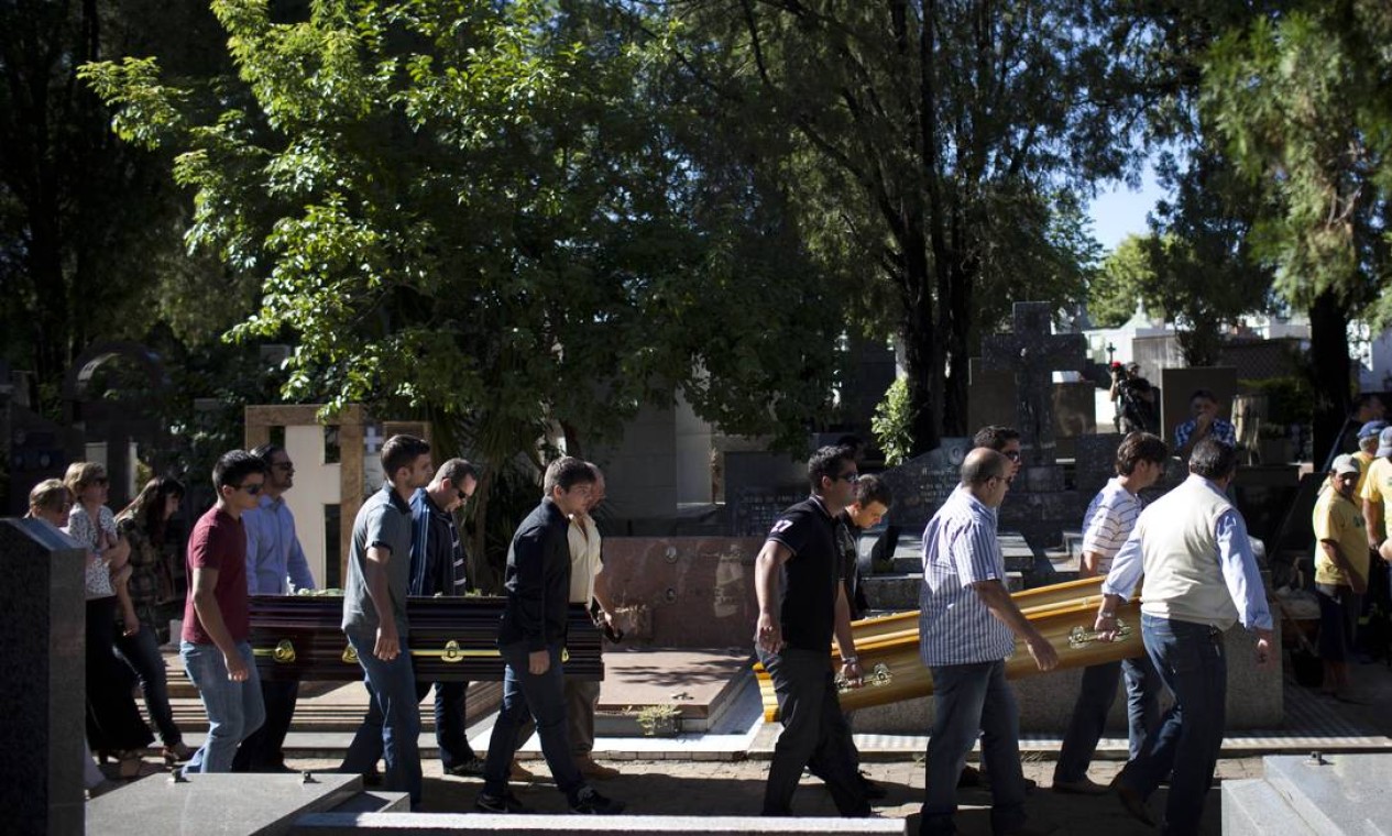 Familiares dos irmãos Pedro Salla e Marcelo Salla, mortos no incêndio da boate Kiss, acompanham enterro de jovens Foto: Felipe Dana / AP