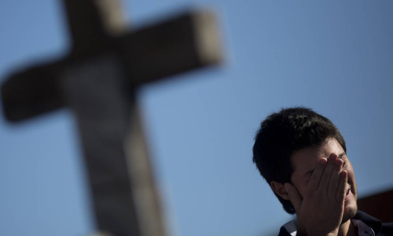 Homem chora no durante enterro de Vinicius Rosado Foto: Felipe Dana / AP