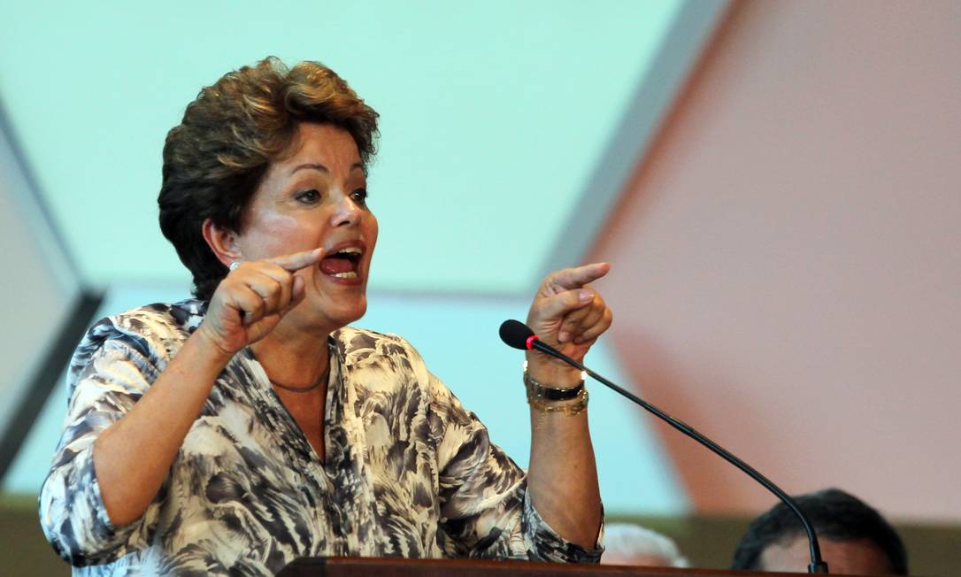 A presidente Dilma Rousseff discursa no centro de convenções em Brasília durante o Encontro Nacional dos novos prefeitos Foto: Gustavo Miranda / Agência O Globo