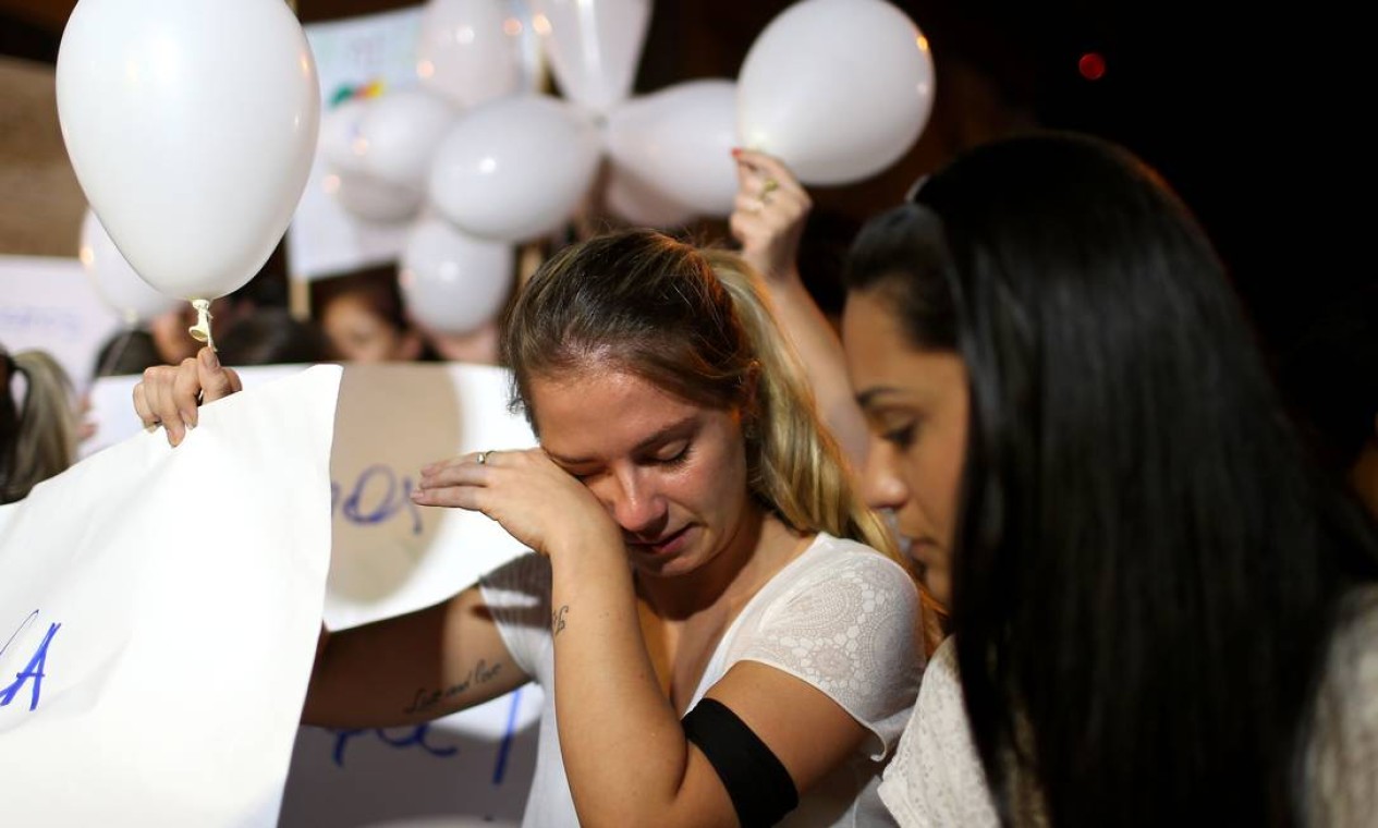Jovem chora Foto: JEFFERSON BERNARDES / AFP