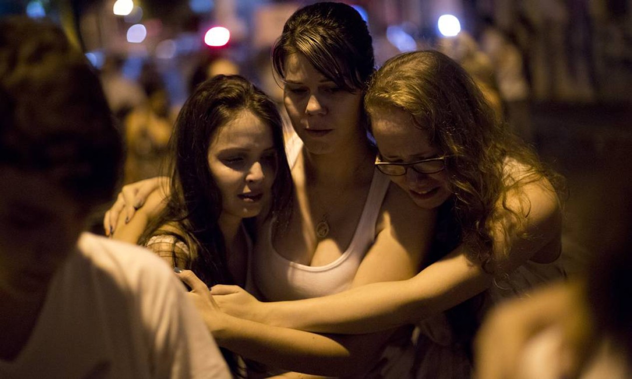 Jovens choram pela morte em incêndio Foto: Felipe Dana / AP