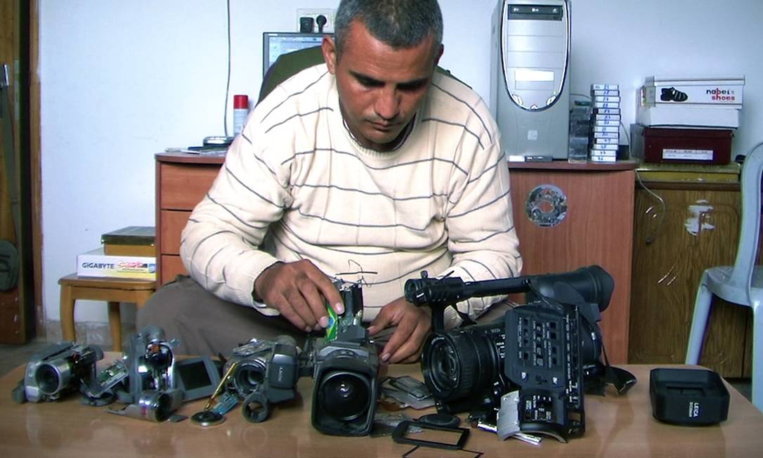 Cena do documentário '5 broken cameras' Foto: Reprodução