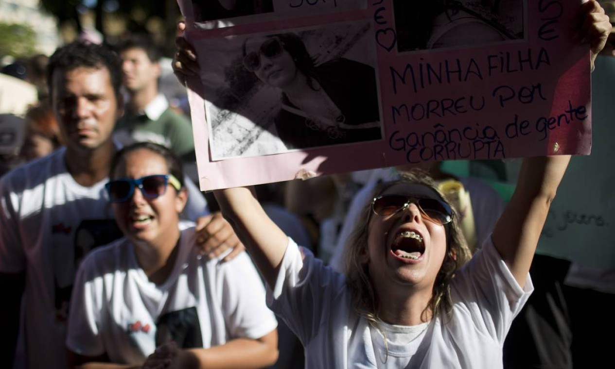 Mulher segura cartaz e protesta contra prefeito da cidade Foto: Felipe Dana / AP