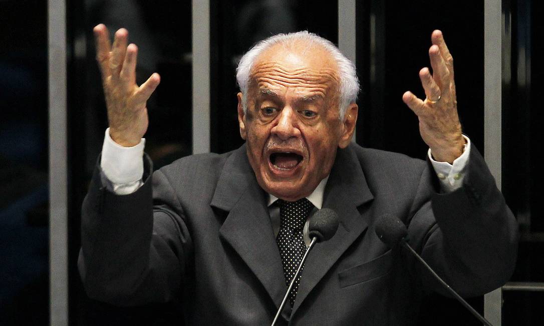 
O senador Pedro Simon (PMDB-RS) foi uma das execeções e lembrou denúncias contra Renan Calheiros
Foto: Ailton de Freitas / Arquivo O Globo