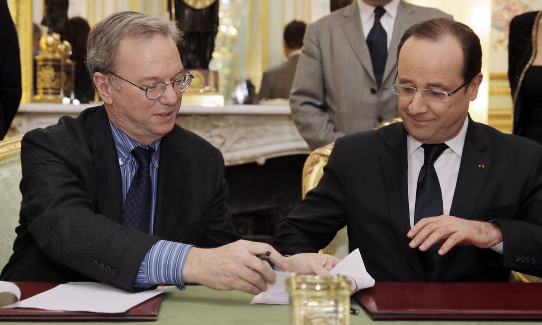 
O presidente francês Francois Hollande (à direita) assina o acordo com o presidente da Google, Eric Schmidt
Foto: PHILIPPE WOJAZER / AFP