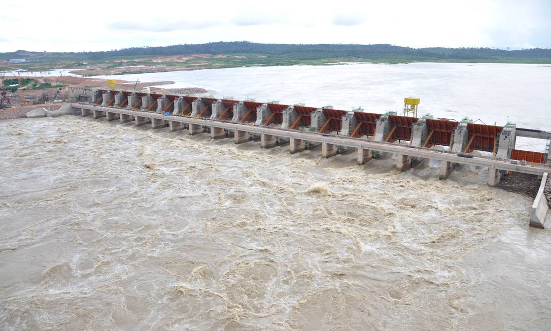
Obras da usina hidrelétrica de Jirau: usina terá capacidade para abastecer 10 milhões de residências
Foto:
/
Divulgação
