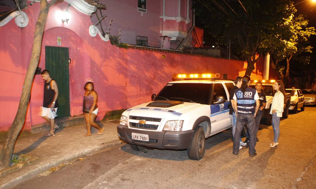 
Agentes da Seop em frente à Casa Rosa
Foto: Eduardo Naddar / Agência O Globo