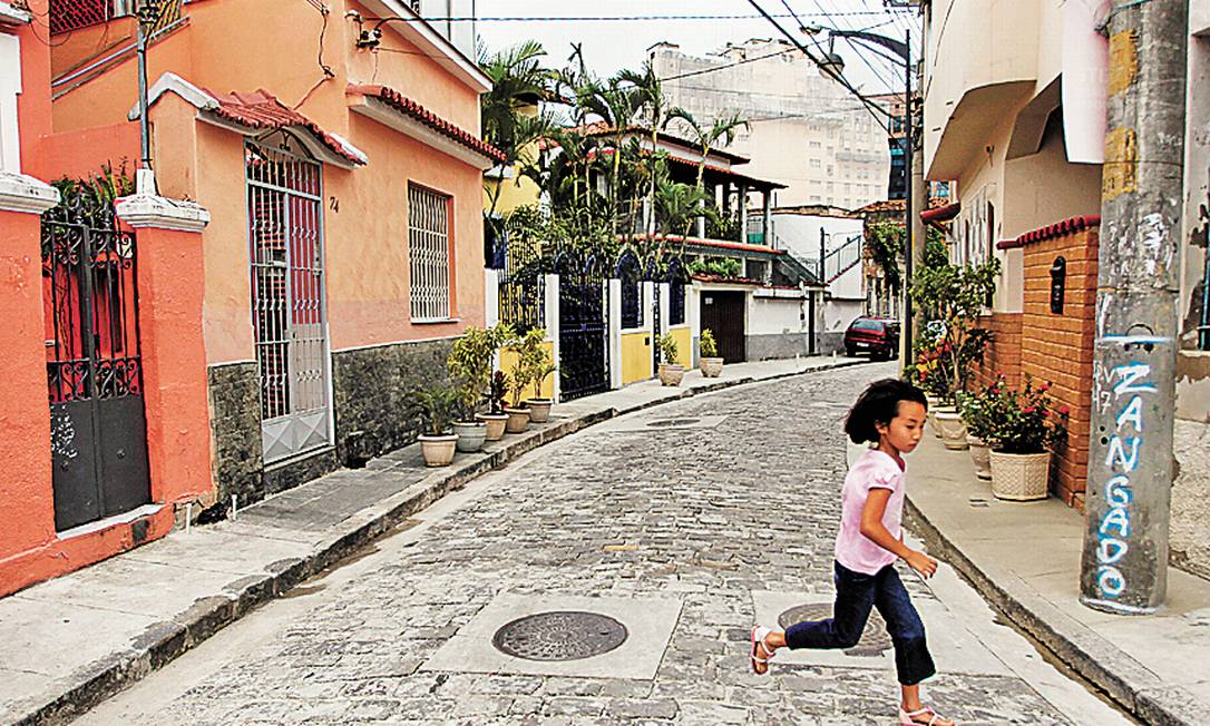 Tranquilidade. Criança brinca numa rua de paralelepípedos do Morro da Conceição Foto: O Globo / Custódio Coimbra