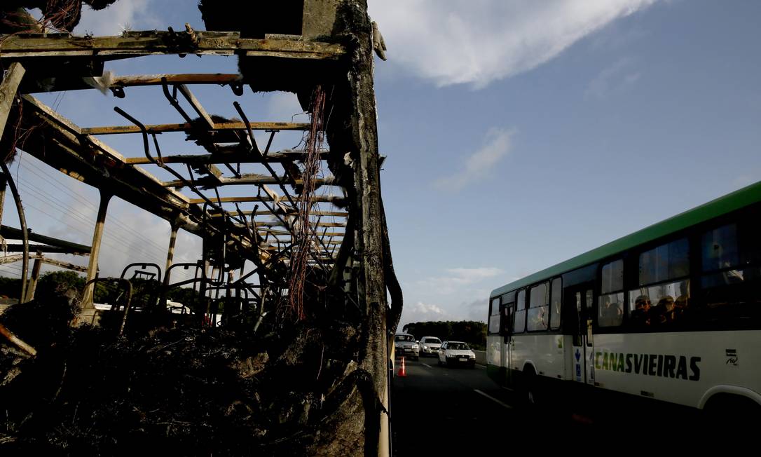 
Ônibus é queimado após ataque de criminosos
Foto: Agência RBS / Jessé Giotti