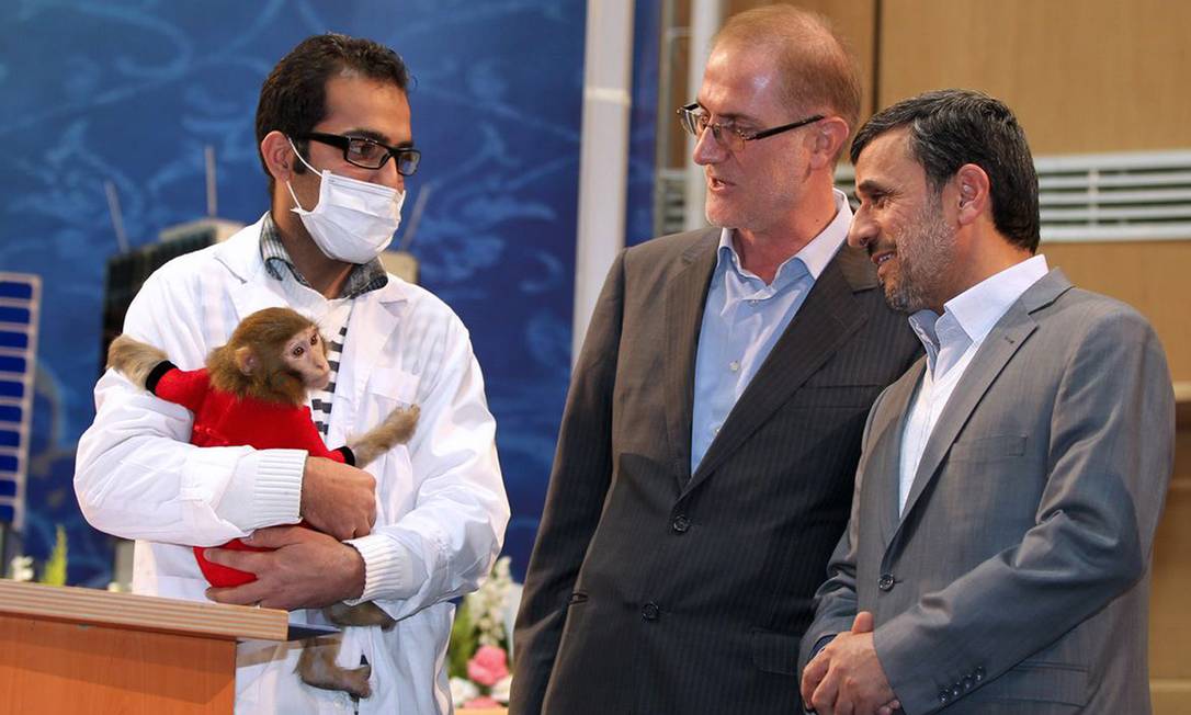 
O presidente Mahmoud Ahmadinejad (à direita) observa o macaco que foi enviado ao espaço
Foto: ARMAN TEIMUR / AFP