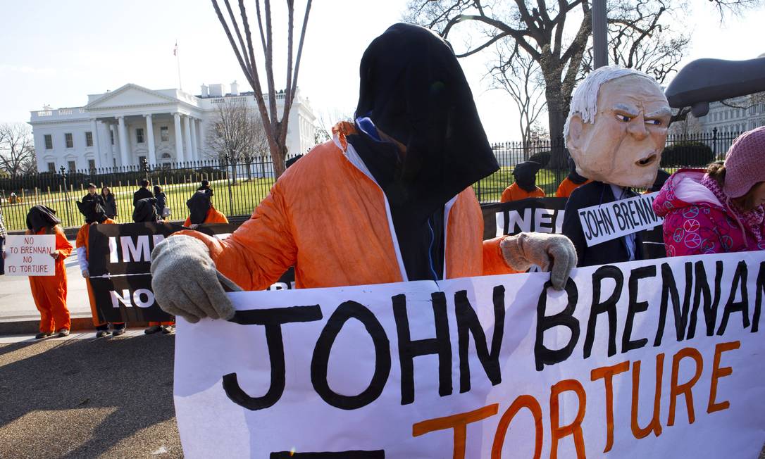 
Ativistas de direitos humanos protestam contra o novo diretor da CIA, John Brennan, ligado ao antigo governo de Bush
Foto: Jacquelyn Martin / AP