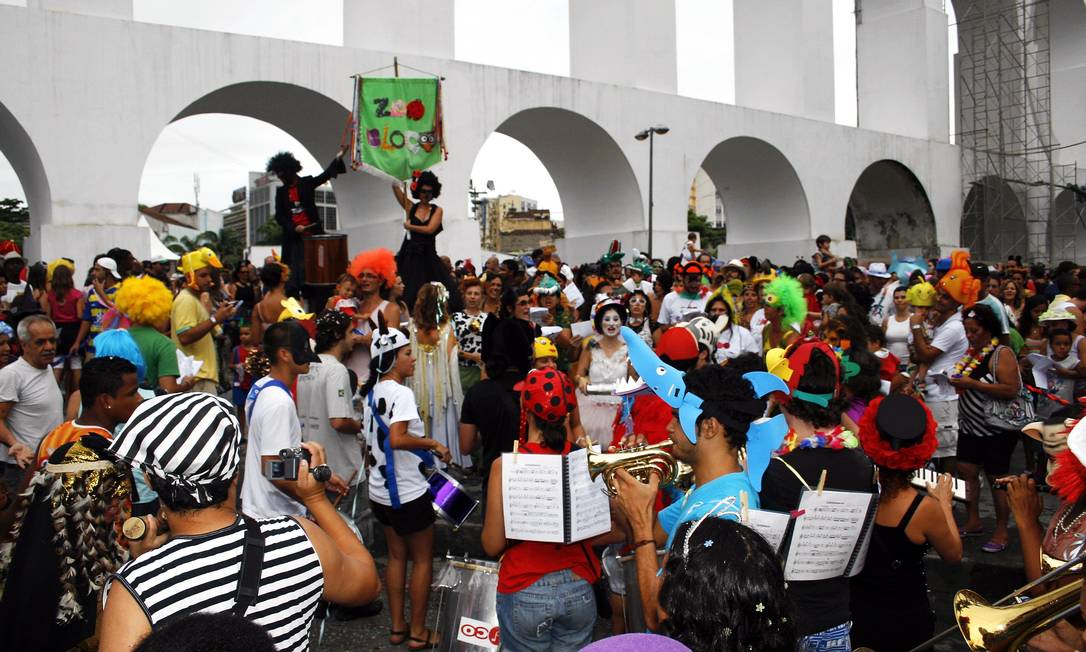 
Foliões se divertem em bloco de carnaval na Lapa
Foto: Luiz Morier / Agência O Globo