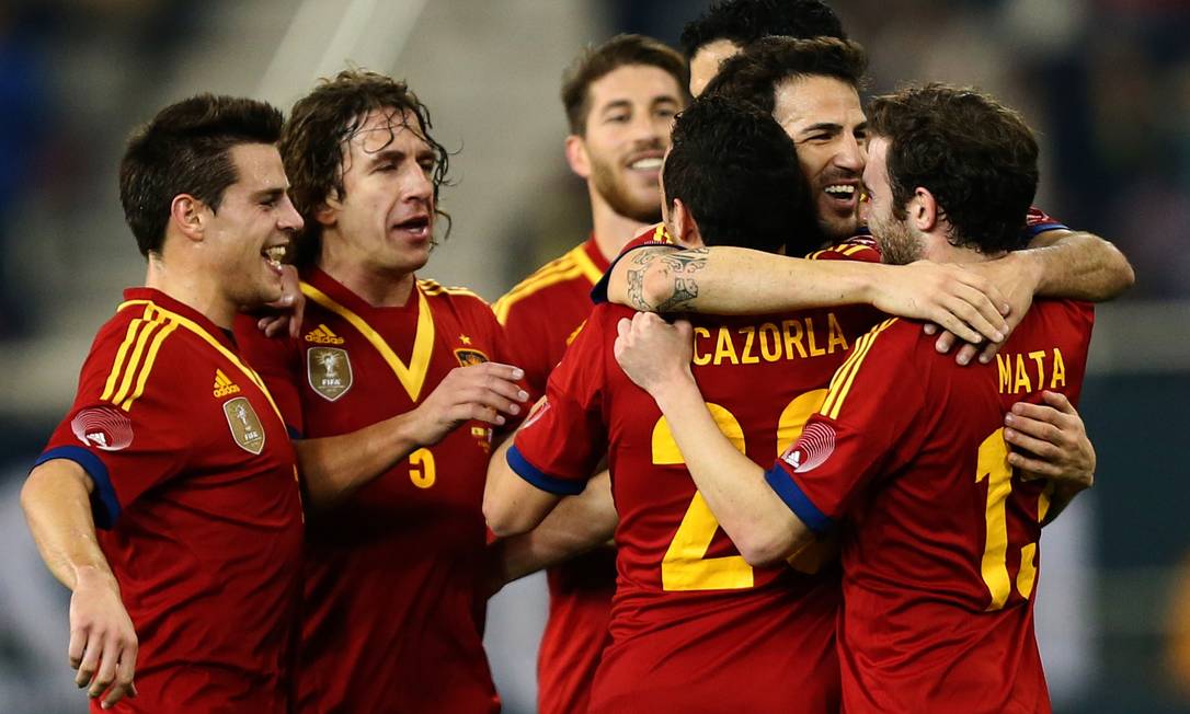 
Jogadores da Espanha comemoram um dos gols na vitória sobre o Uruguai
Foto: AFP
