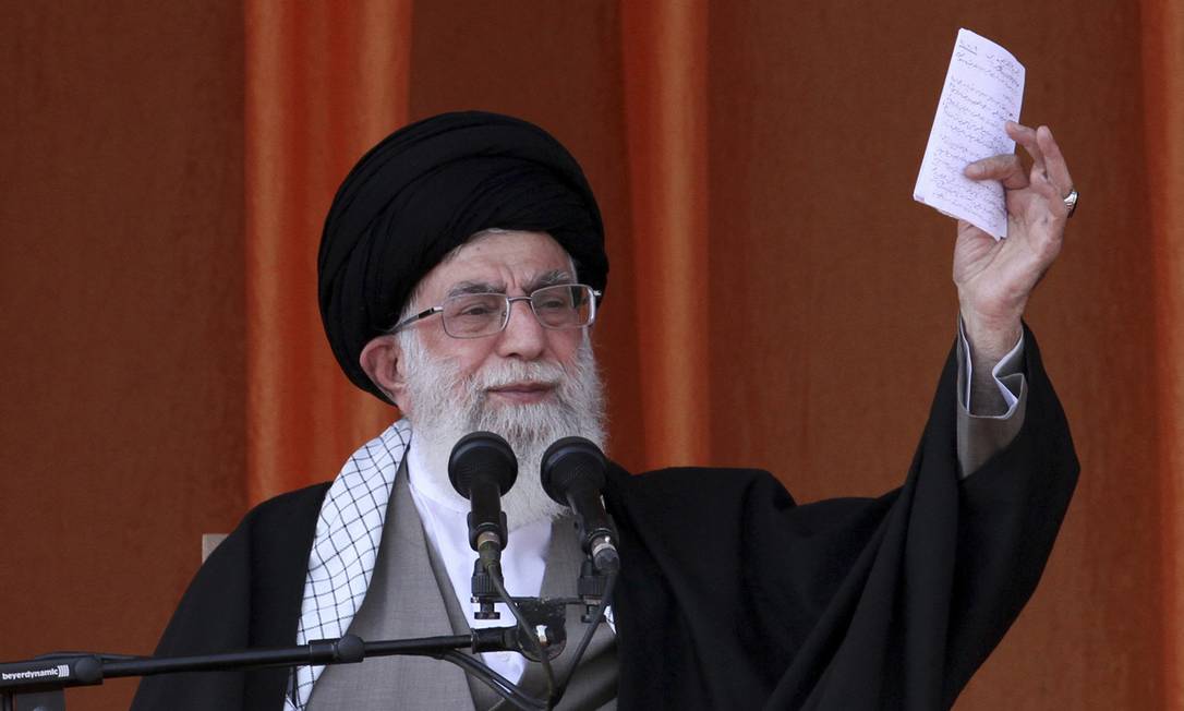 
Aiatolá Ali Khamenei em pronunciamento na cidade de Bojnourd em 2012
Foto: AP