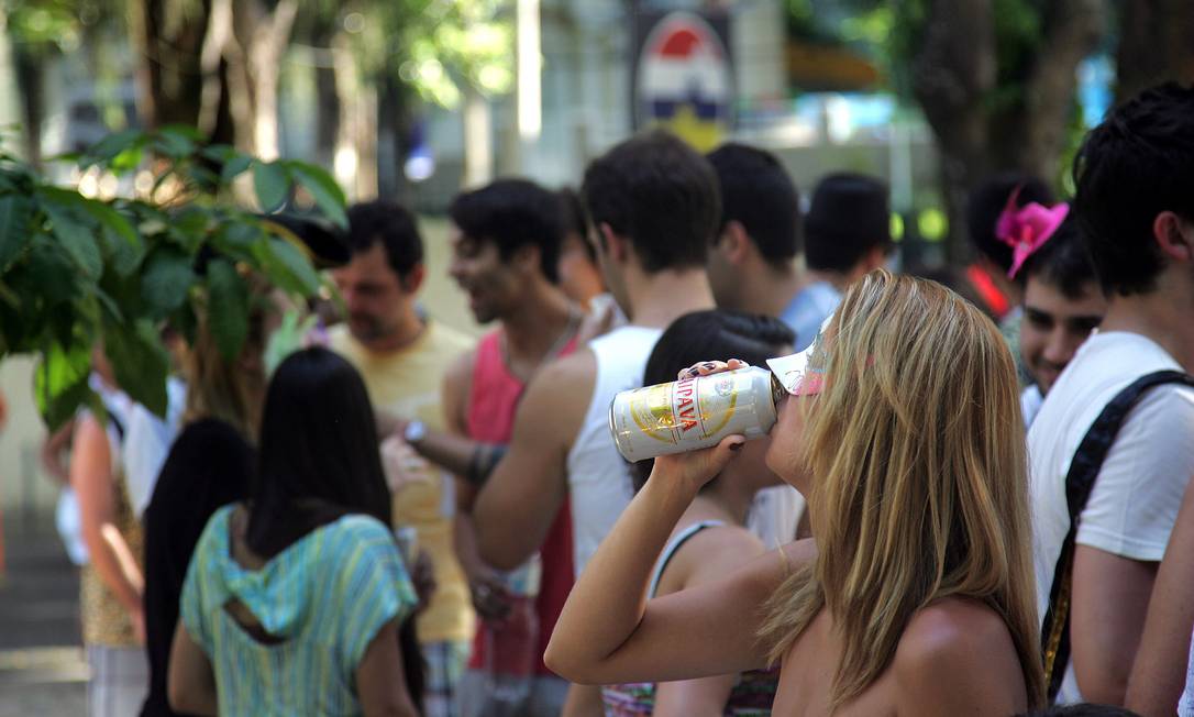 
Gelada. Foliona bebe cerveja de marca vendida por ambulantes que desrespeitam exigência de cadastramento nos blocos
Foto: Freelancer / Pedro Teixeira