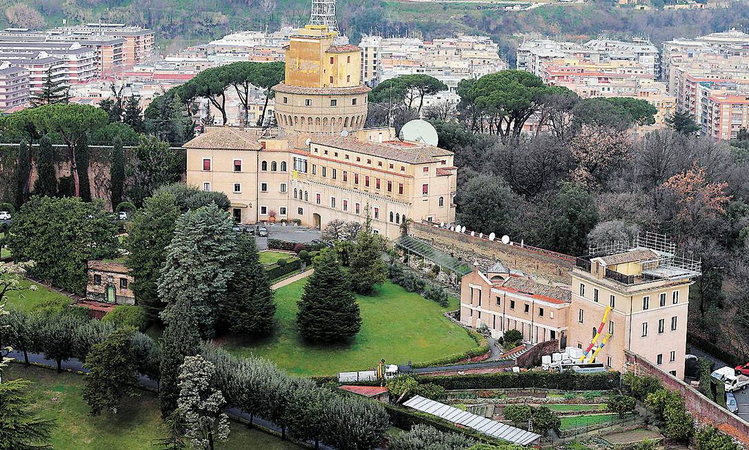 
O mosteiro Mater Ecclesiae, nos Jardins do Vaticano, onde Bento XVI passará a viver após a eleição de um novo Papa
Foto: AP