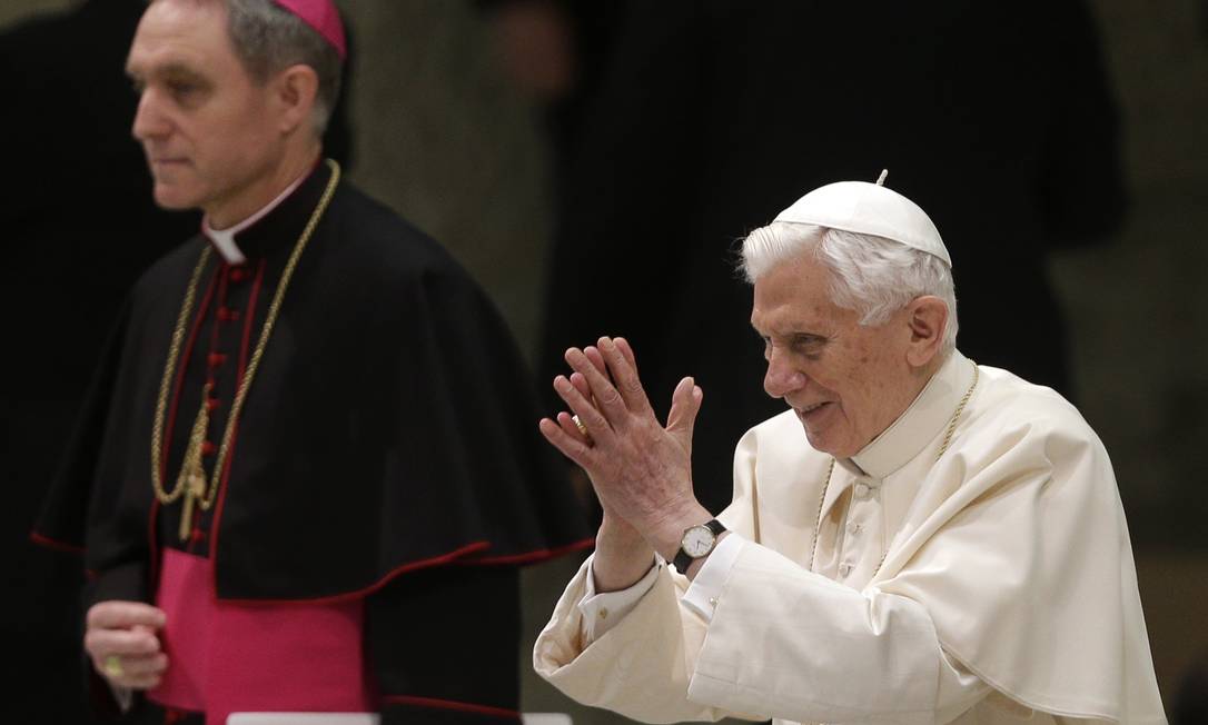 
Papa Bento XVI é acompanhado por seu secretário particular Dom Georg Ganswein em audiência no Vaticano
Foto: Alessandra Tarantino / AP