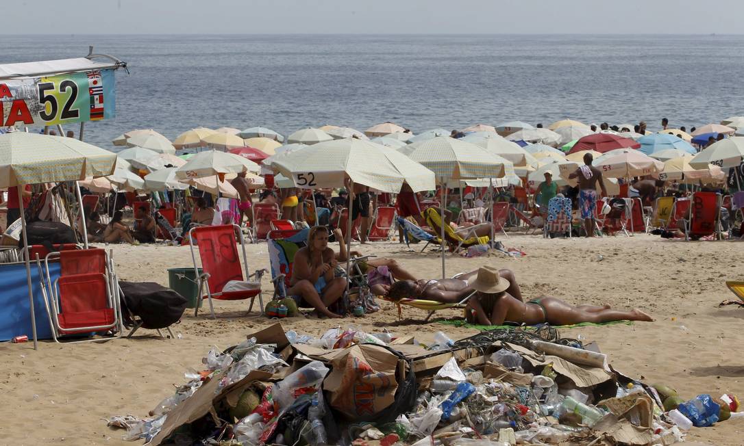 
Cartão-postal emporcalhado. Na Praia de Ipanema, banhistas dividem espaço com um monte de lixo deixado na areia, um dos problemas do carnaval
Foto: Domingos Peixoto / O Globo