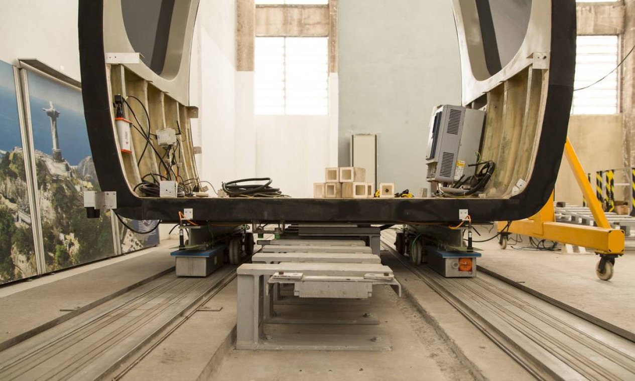 O protótipo do Maglev-Cobra, trem de levitação magnética que deve começar a ser testado ainda este ano, no campus do Fundão Foto: Leo Martins / O Globo