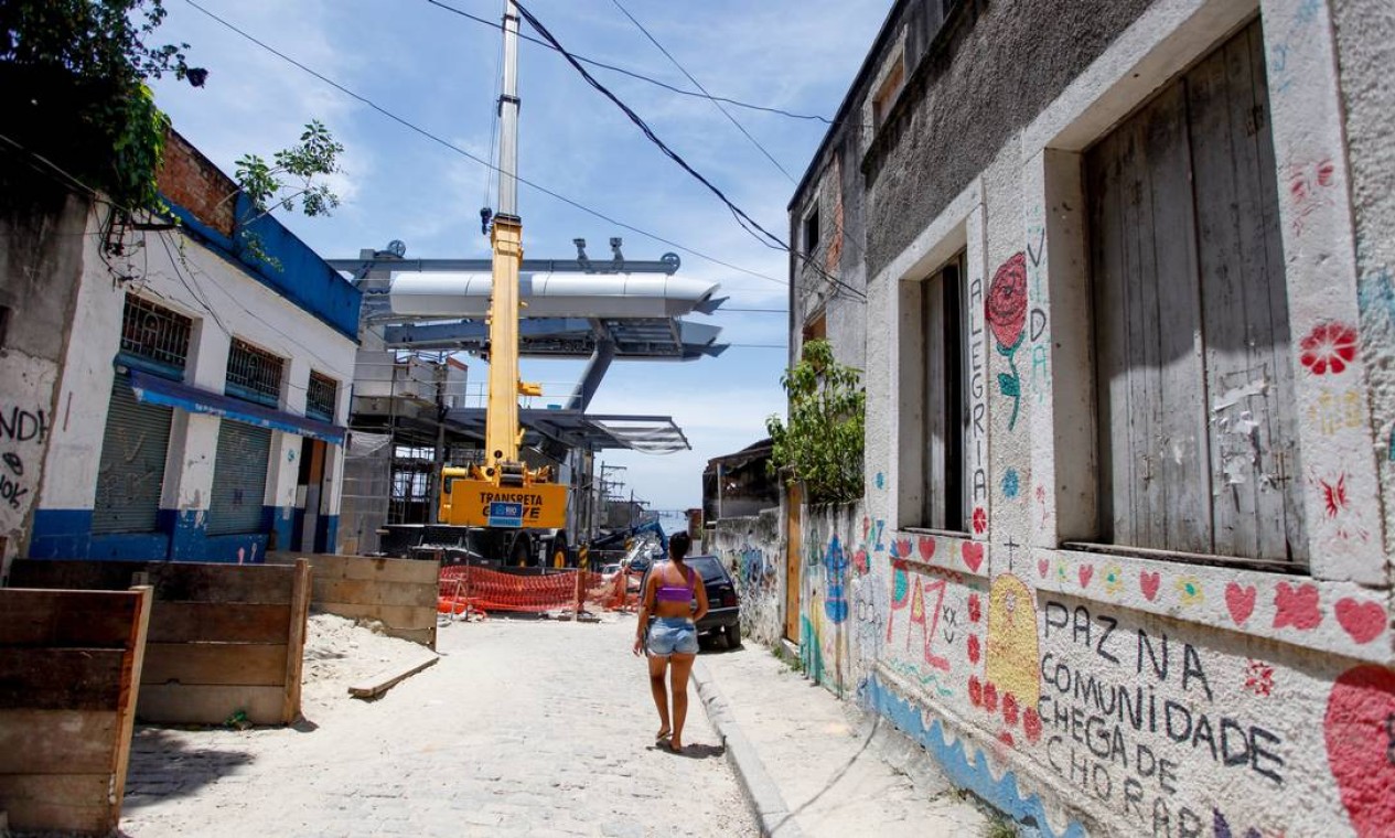 Moradora caminha pela Ladeira do Barroso, um dos acessos à favela, com 116 anos de existência Foto: Pedro Kirilos