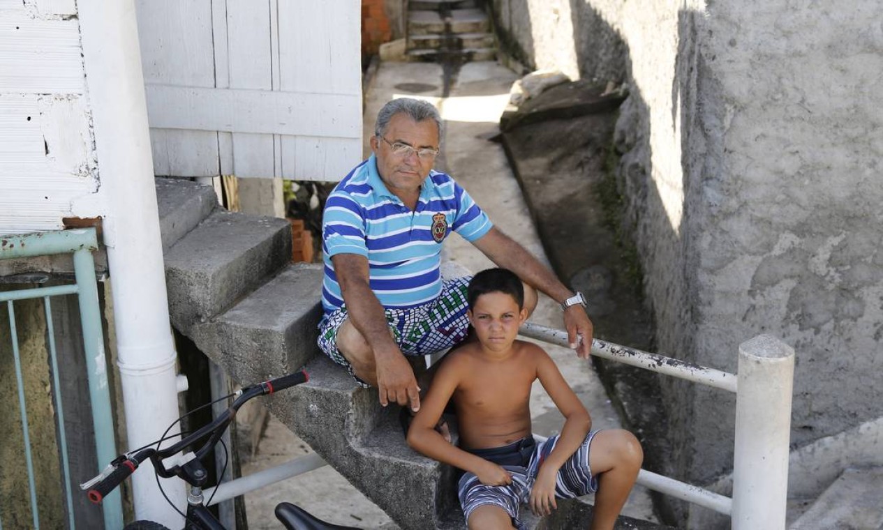O faxineiro Genival dos Santos e o neto Ricardo aguardam a chegada do Teleférico da Providência, com inauguração marcada para maio Foto: Fábio Rossi