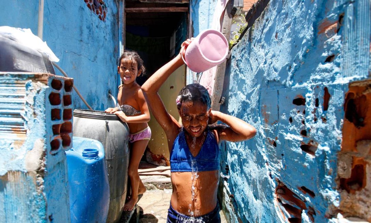 Crianças se refrescam do calor do verão carioca com banho improvisado Foto: Pedro Kirilos