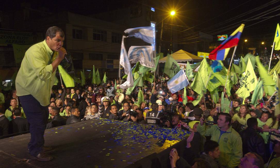 
Favoritismo. Correa faz comício em Quito: presidente do Equador deve ser reeleito hoje e tem chances de conseguir maioria absoluta no Congresso
Foto: REUTERS/Arquivo