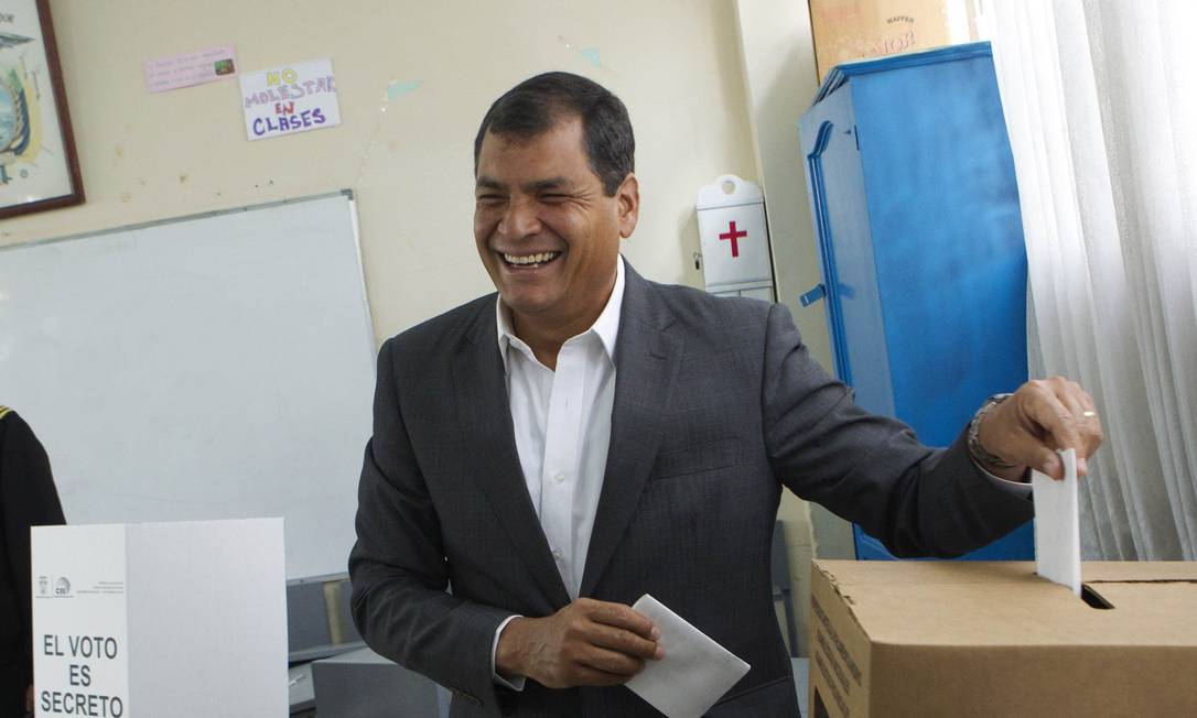 
O presidente equatoriano, Rafael Correa, sorri ao colocar seu voto na urna eleitoral
Foto: GUILLERMO GRANJA / REUTERS